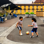 Bild vom Ledenhof mit KI-generierten Erweitertungen: Pflanzen, Bänke, Sonnensegel